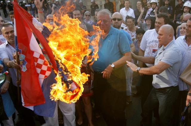 Slikovni rezultat za seselj pali zastavu